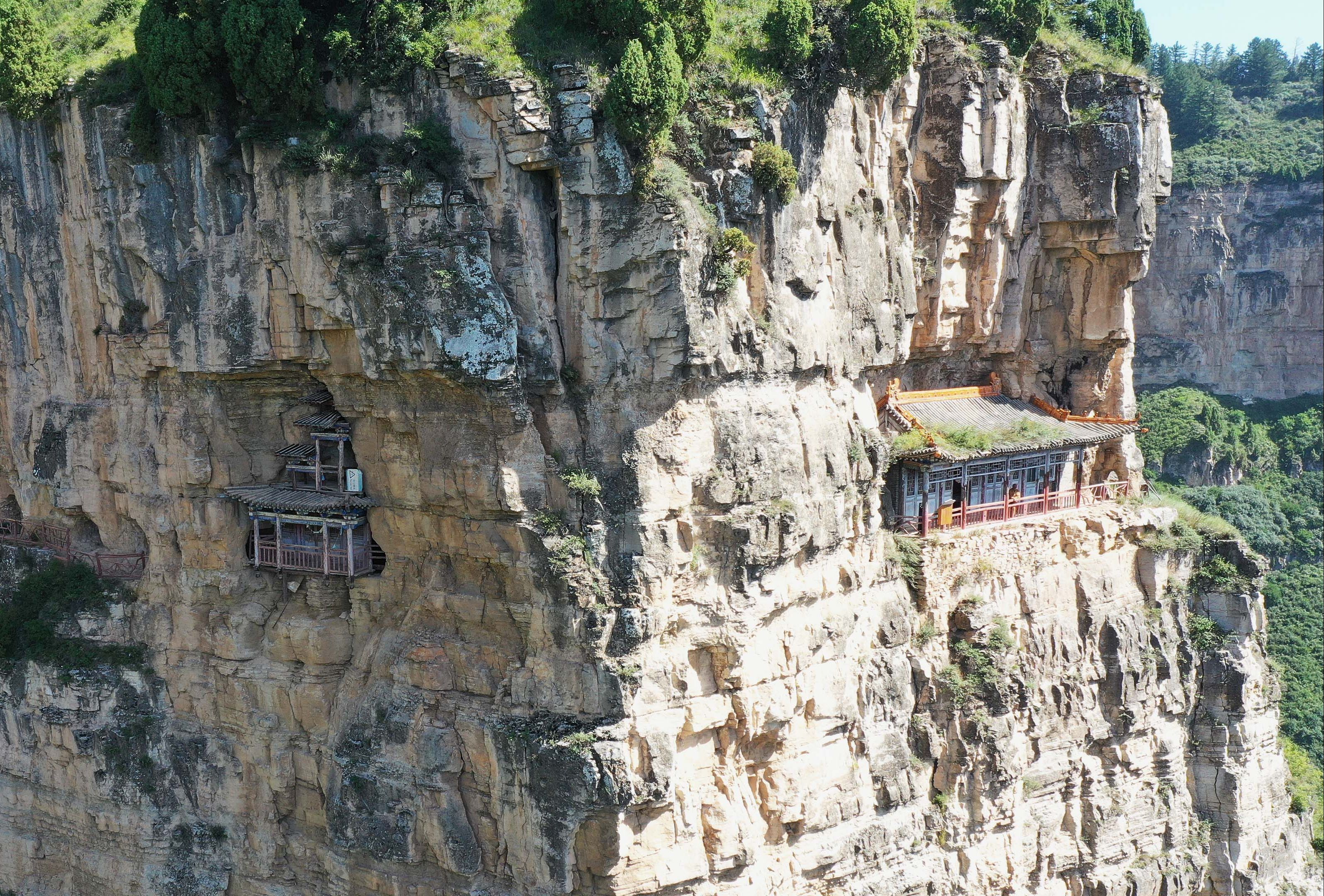 [图]山西大山发现21公里的悬空栈道，上面还有几栋房子立于悬崖绝壁之中，竟然还住了4个人