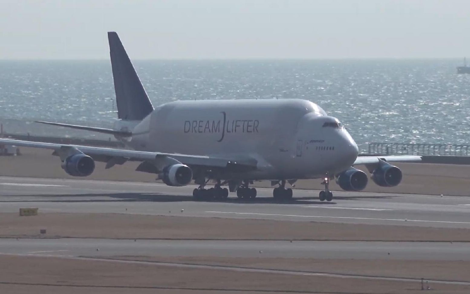波音的超级运输机实拍747400lcfdreamlifter降落日本中部国际空港