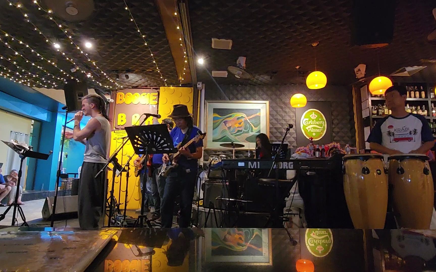 泰国甲米酒吧乐队现场表演我亲自打鼓hotel california加州旅馆