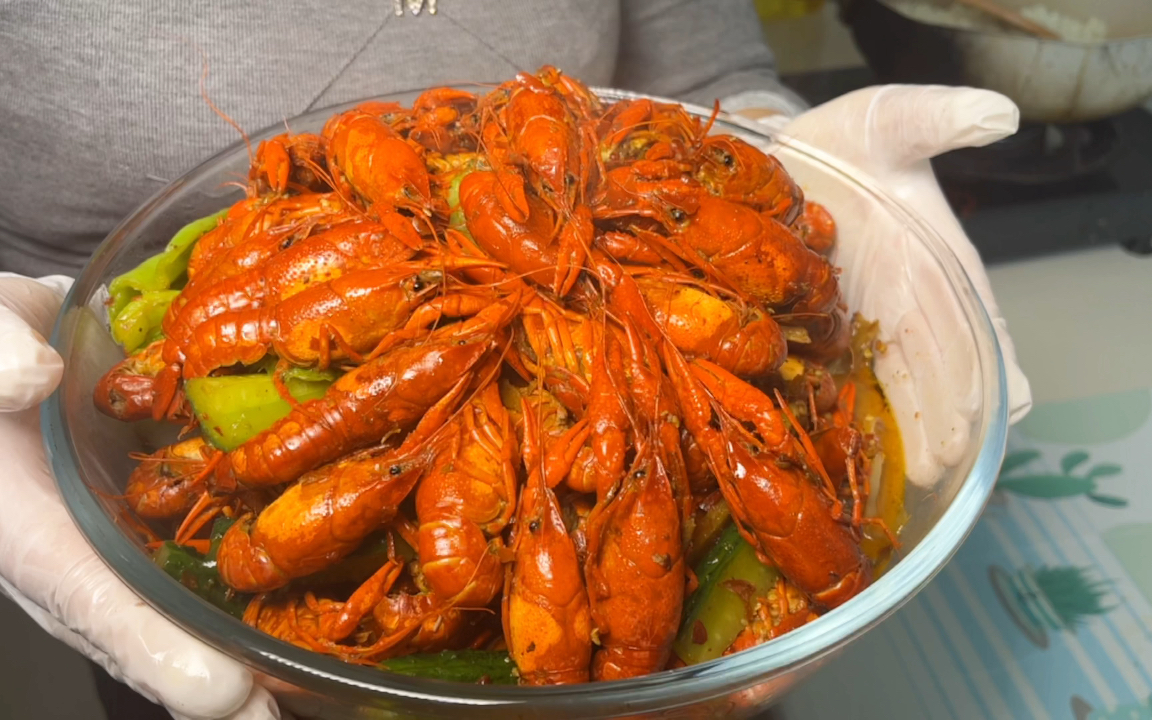 60块一大盆的麻辣小龙虾,又麻又辣又过瘾,味道不比饭店差