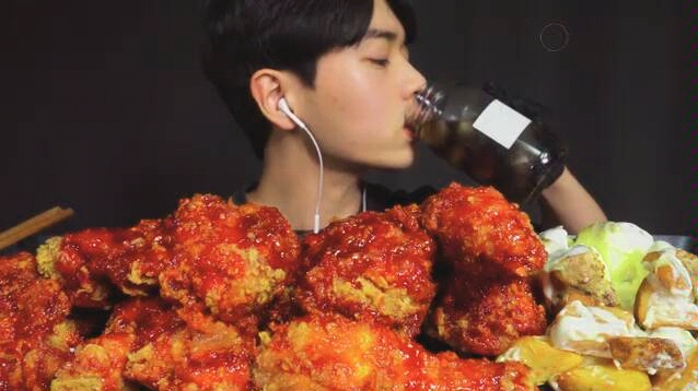 大口吃肉超满足!