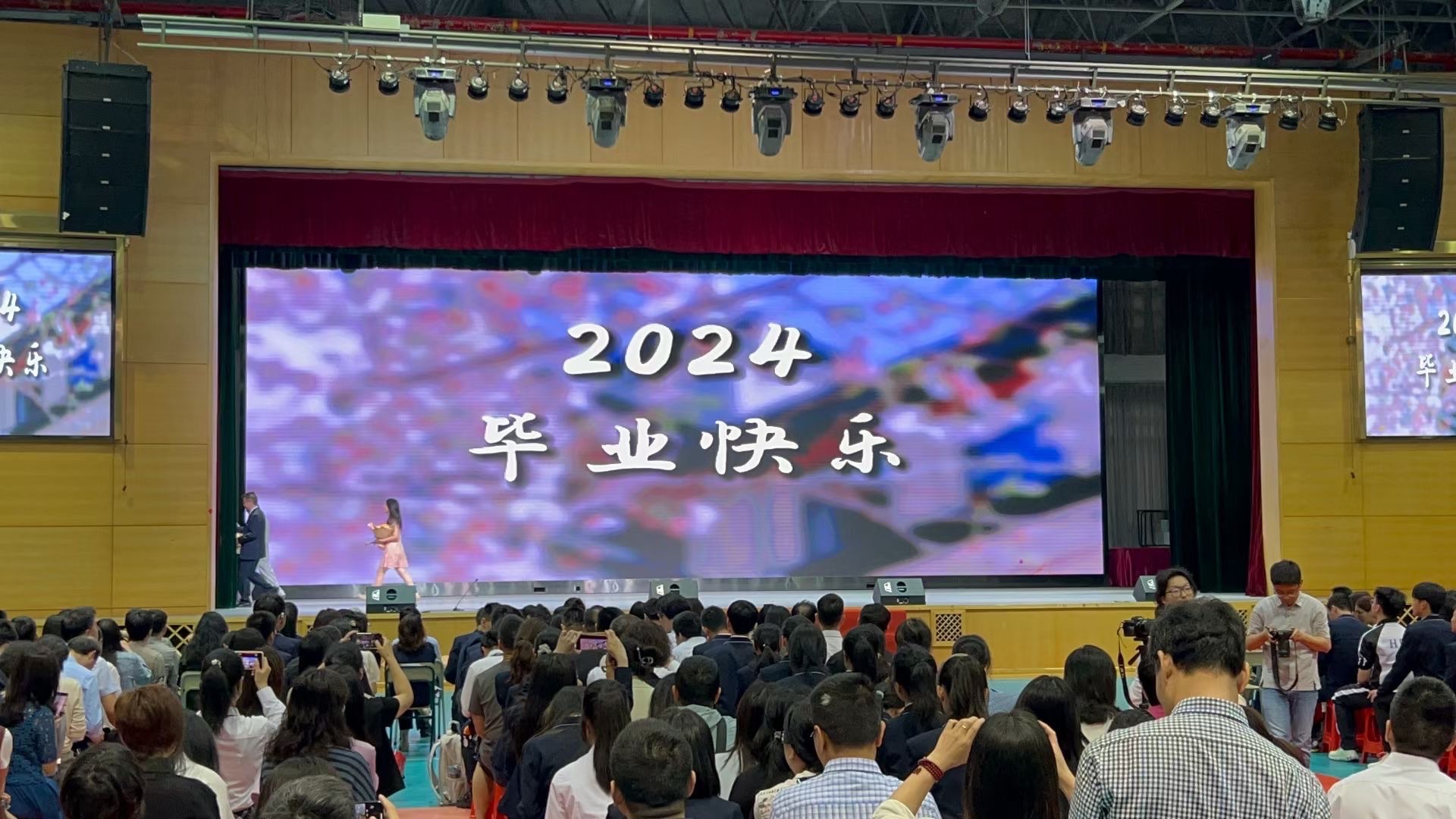 【HFLS】杭州外国语学校2024届高三毕业典礼教师表演歌曲《希望你被这个世界爱着》哔哩哔哩bilibili