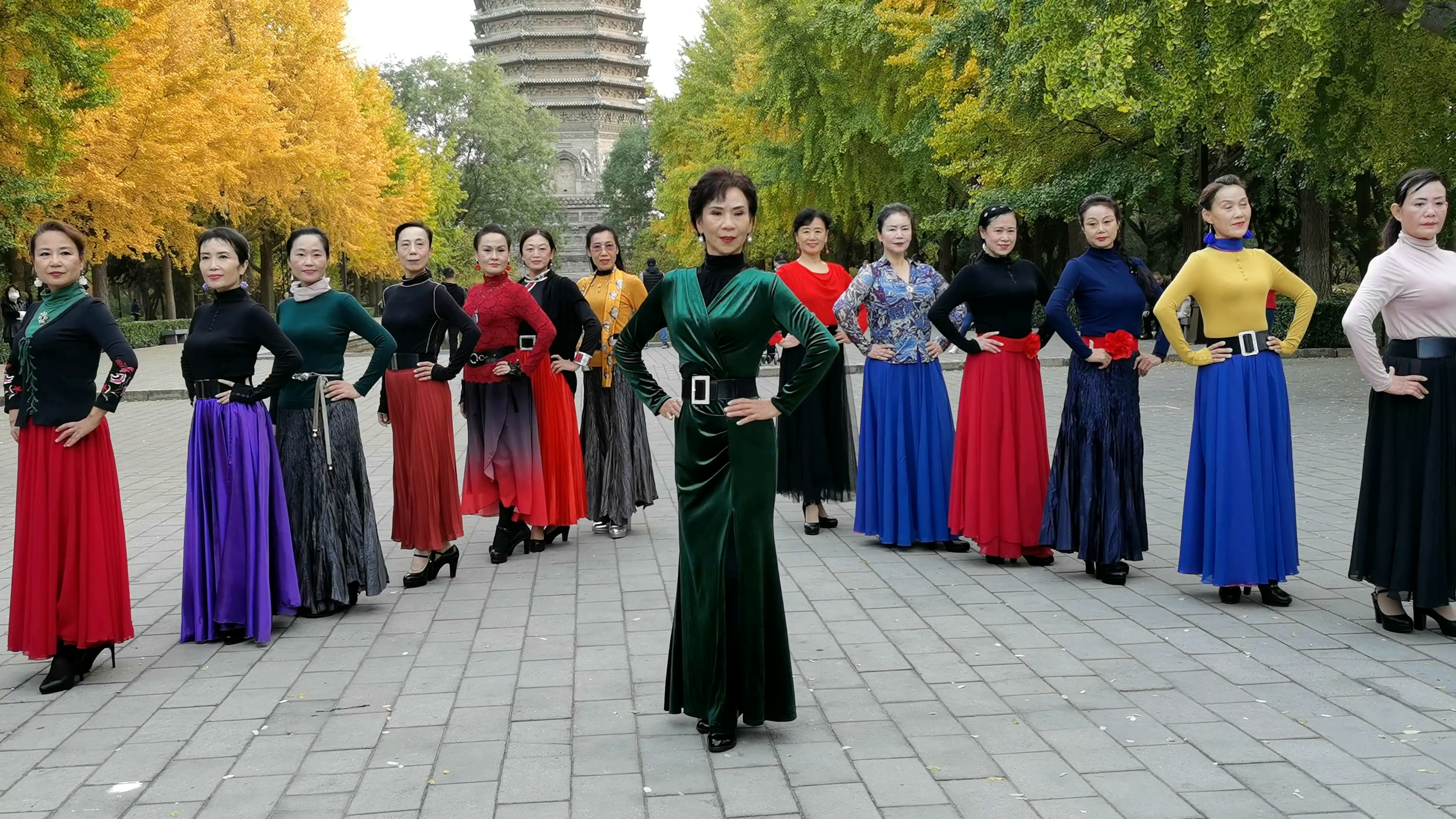 玲珑广场舞,今日(周六)精彩走秀,走出了精气神!_哔哩哔哩_bilibili