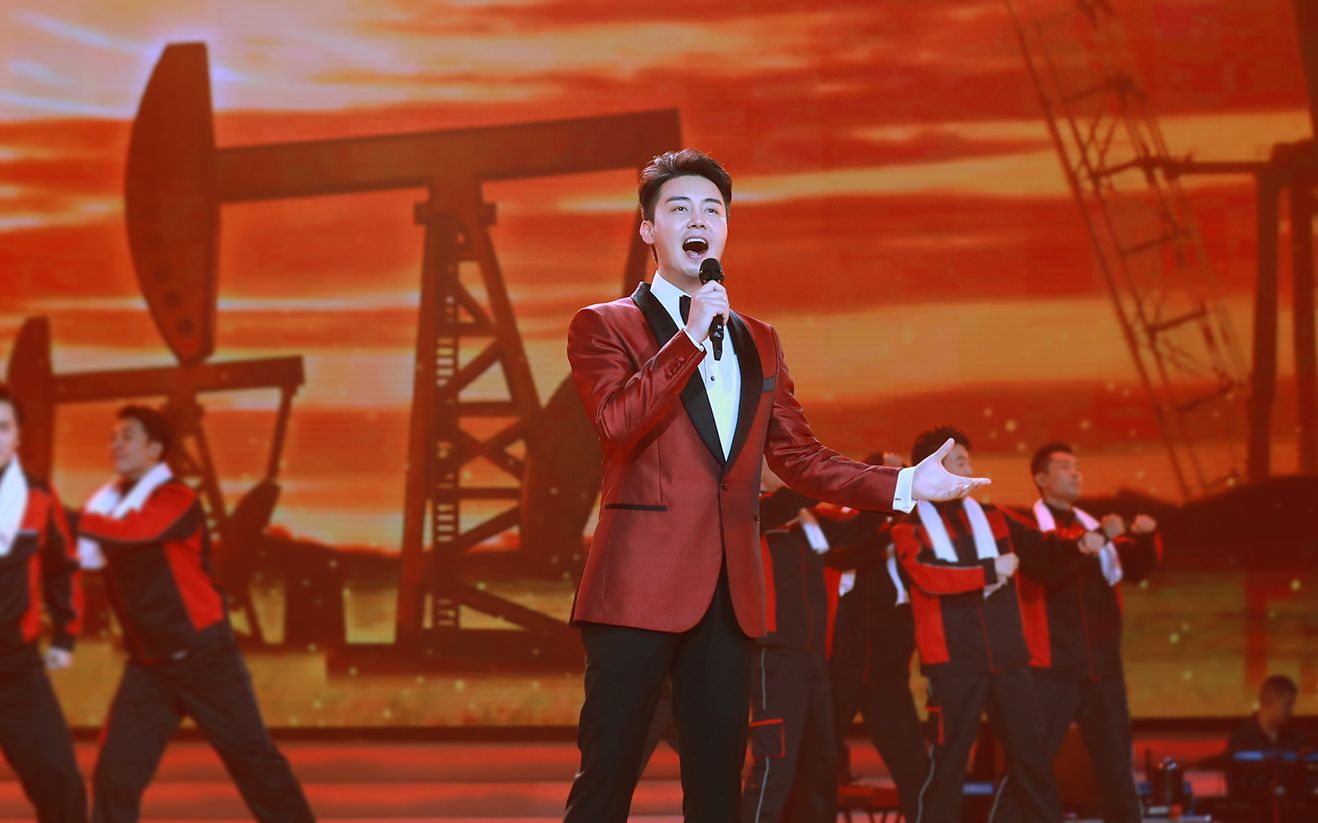 男高音歌唱家张英席,燃情献唱《咱们工人有力量》