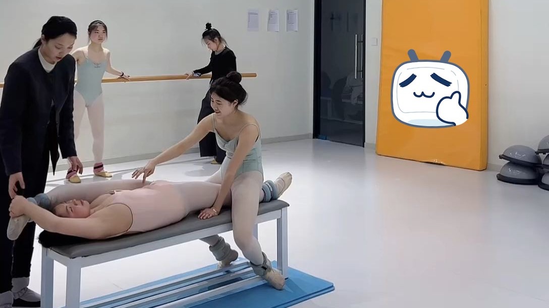 舞蹈生撕腿开胯
