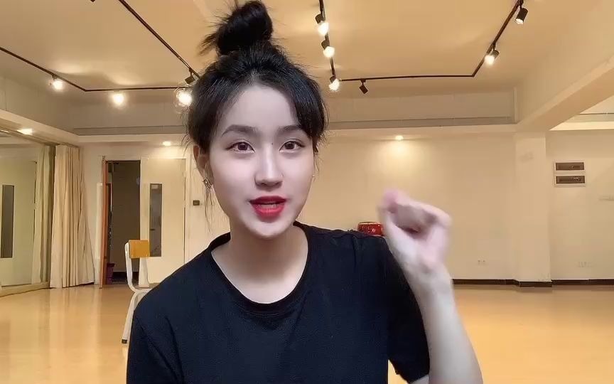 华彩少年钟颖邀请您观看华彩少年王玥王镭熹携黑鸭子演唱会