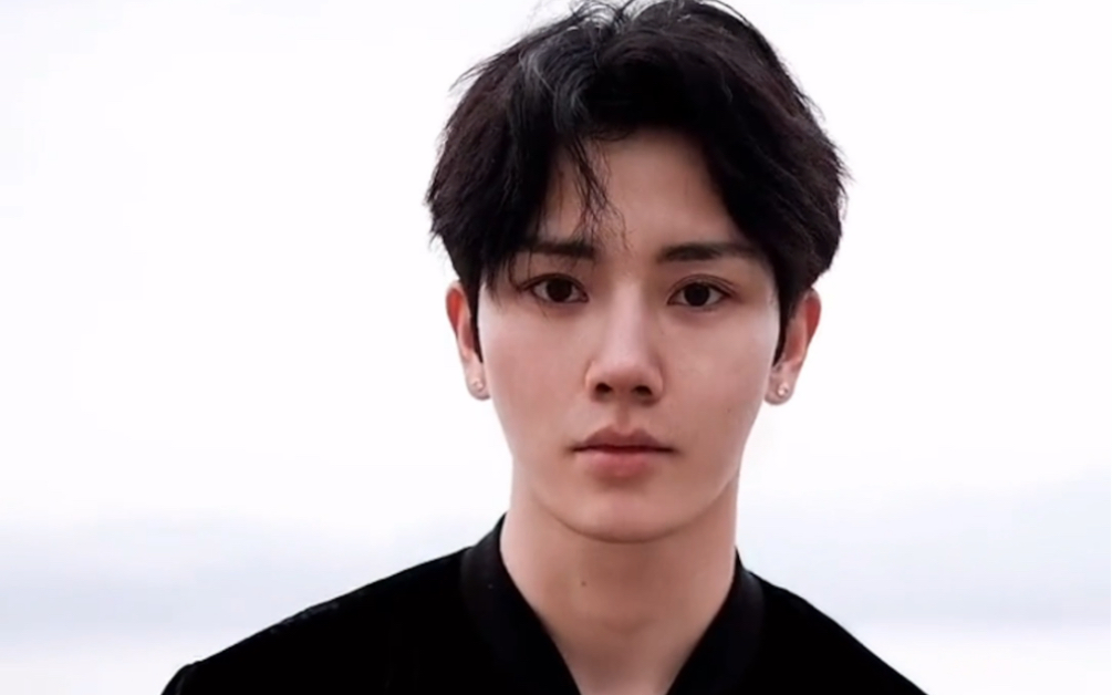 两极反转现代装look气质大不同|李菲