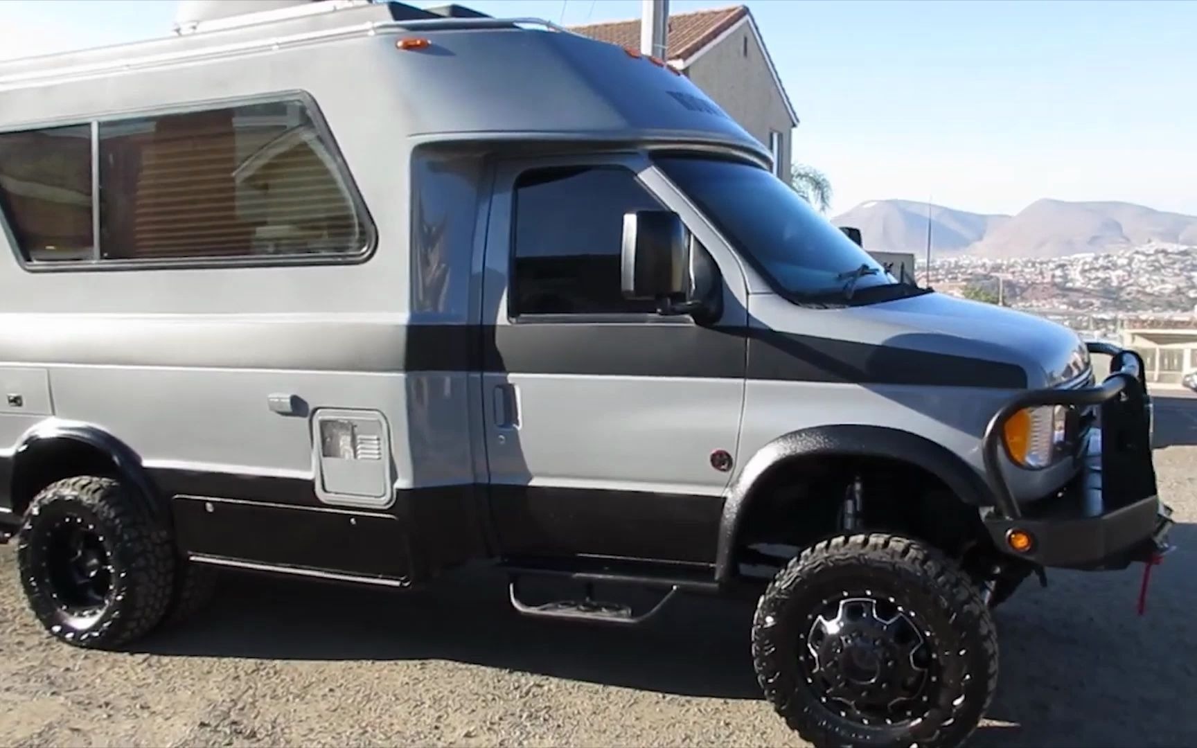 福特e350改装,内饰像家一样,还能越野穿越!_哔哩哔哩_bilibili