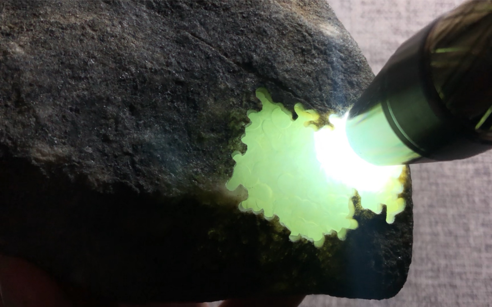 缅甸天然翡翠莫西沙冰种开窗料整体皮壳多处脱沙肉质非常细腻紧凑