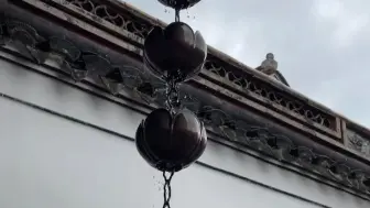 Download Video: 僧庐听雨：阿育王寺中的紫铜莲花雨链