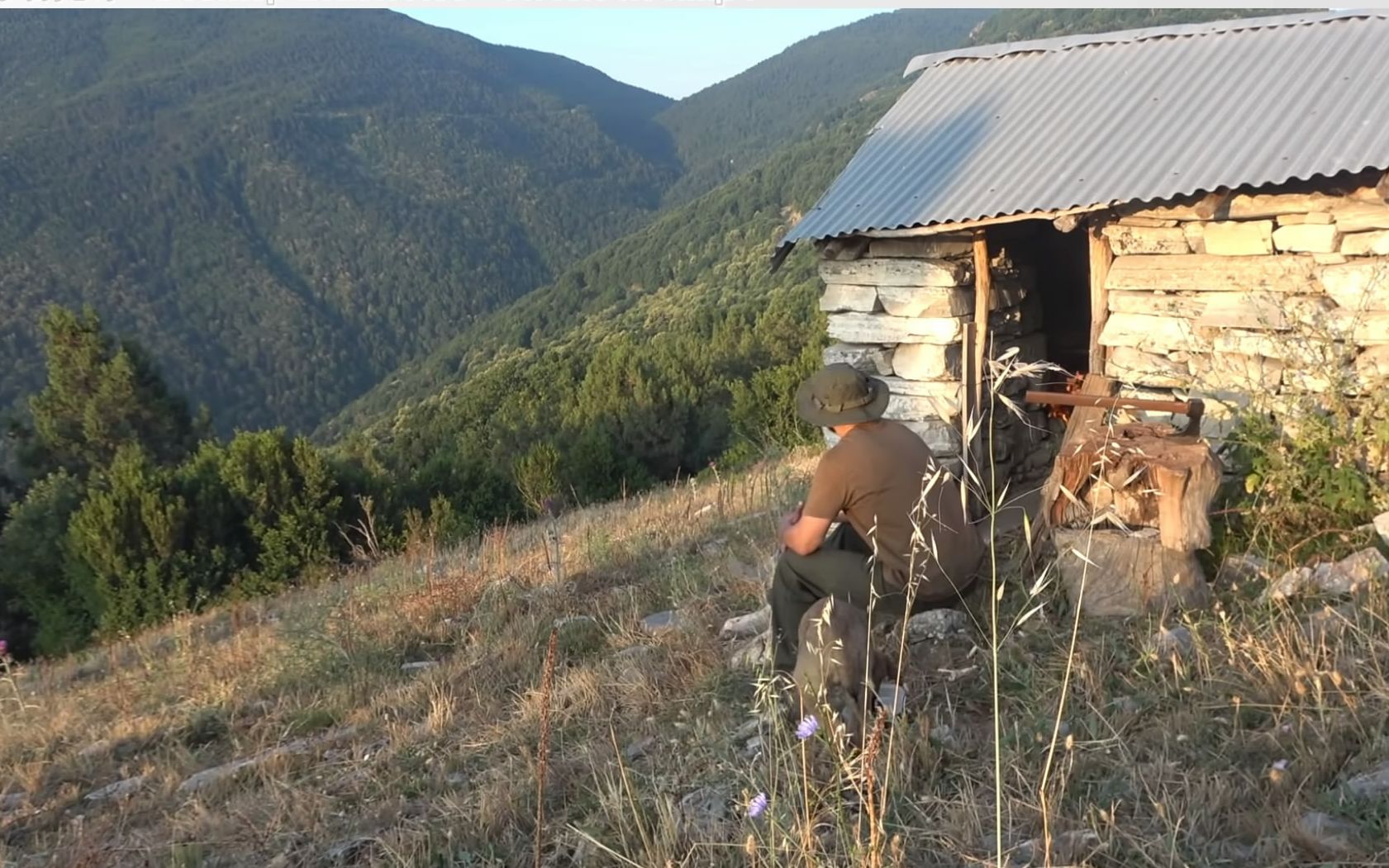 [图]在一个废弃的石头小屋里，和我的小狗在1000米高的山上独处两天！