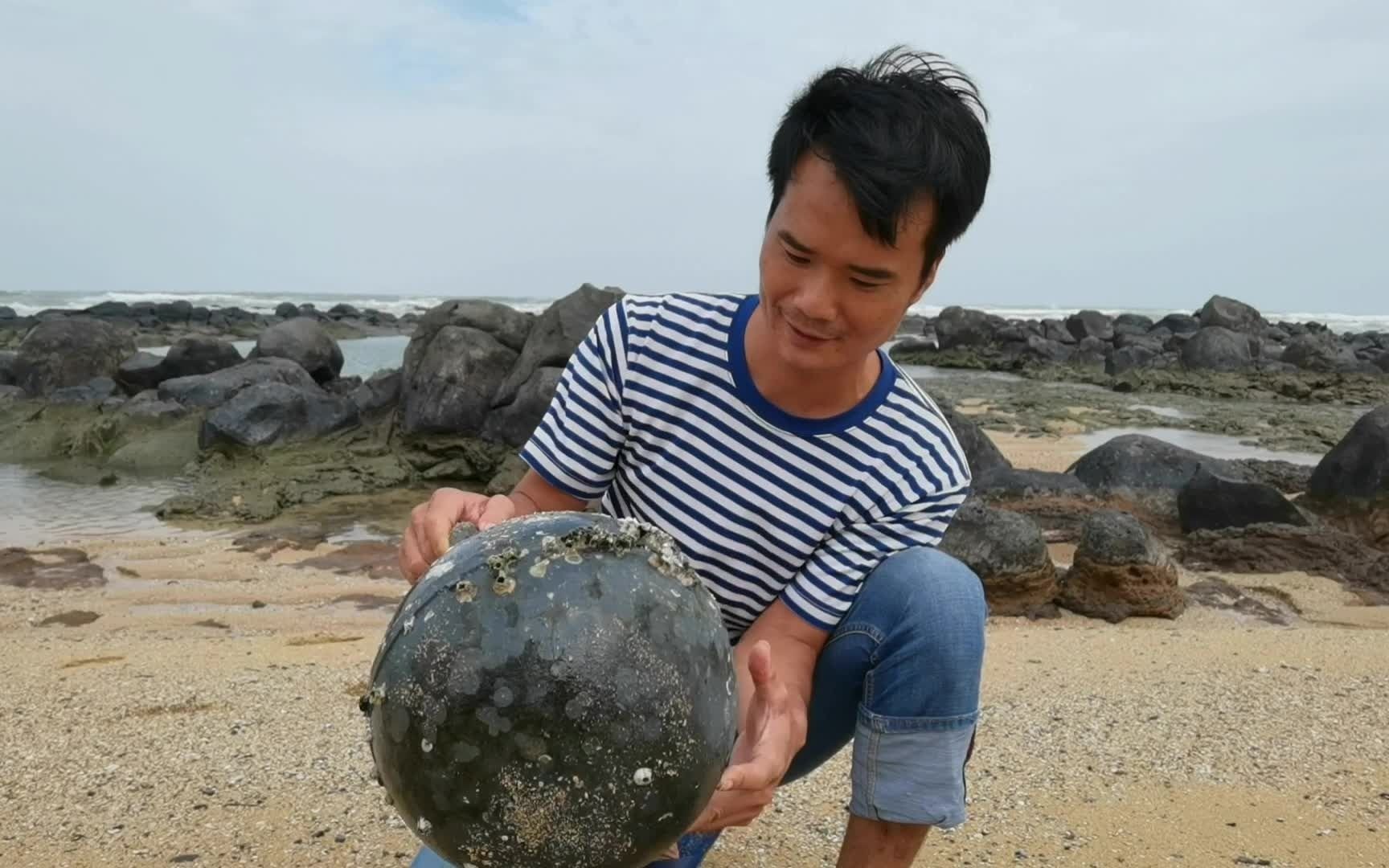 惊涛骇浪海上漂来美食,原来是大生蚝,二话不说先烤来吃吃哔哩哔哩bilibili