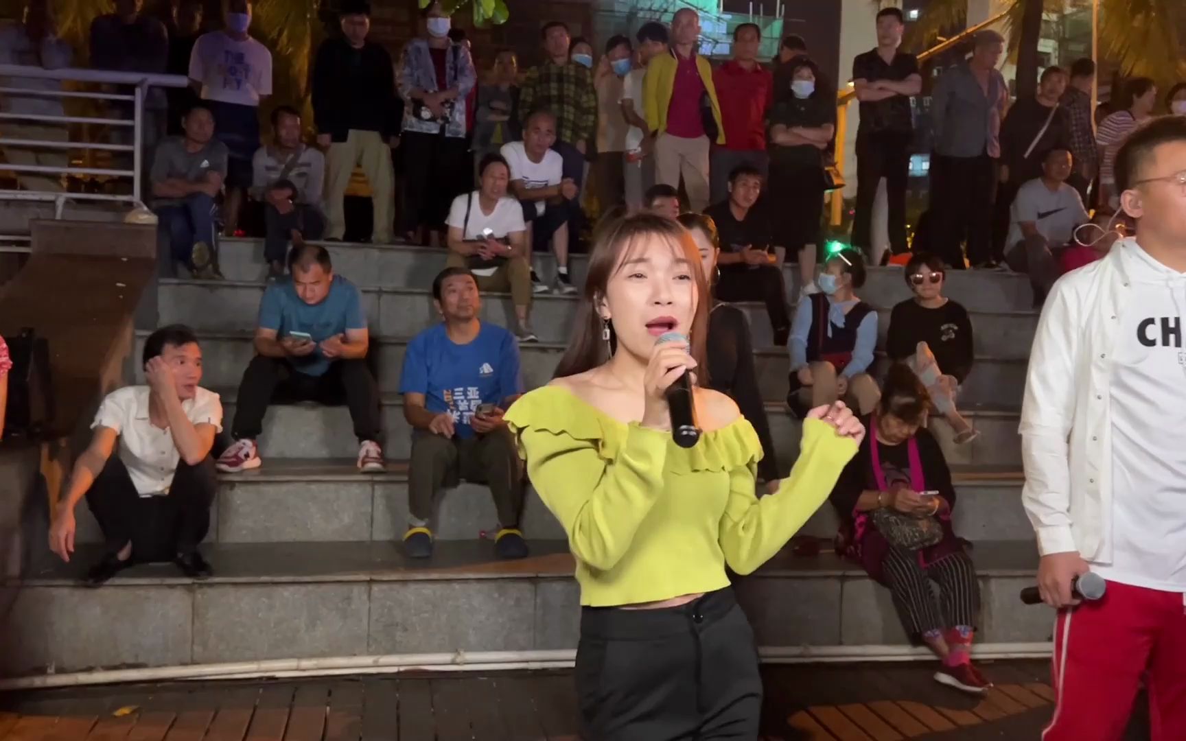 街头女孩现场唱《免失志》好听