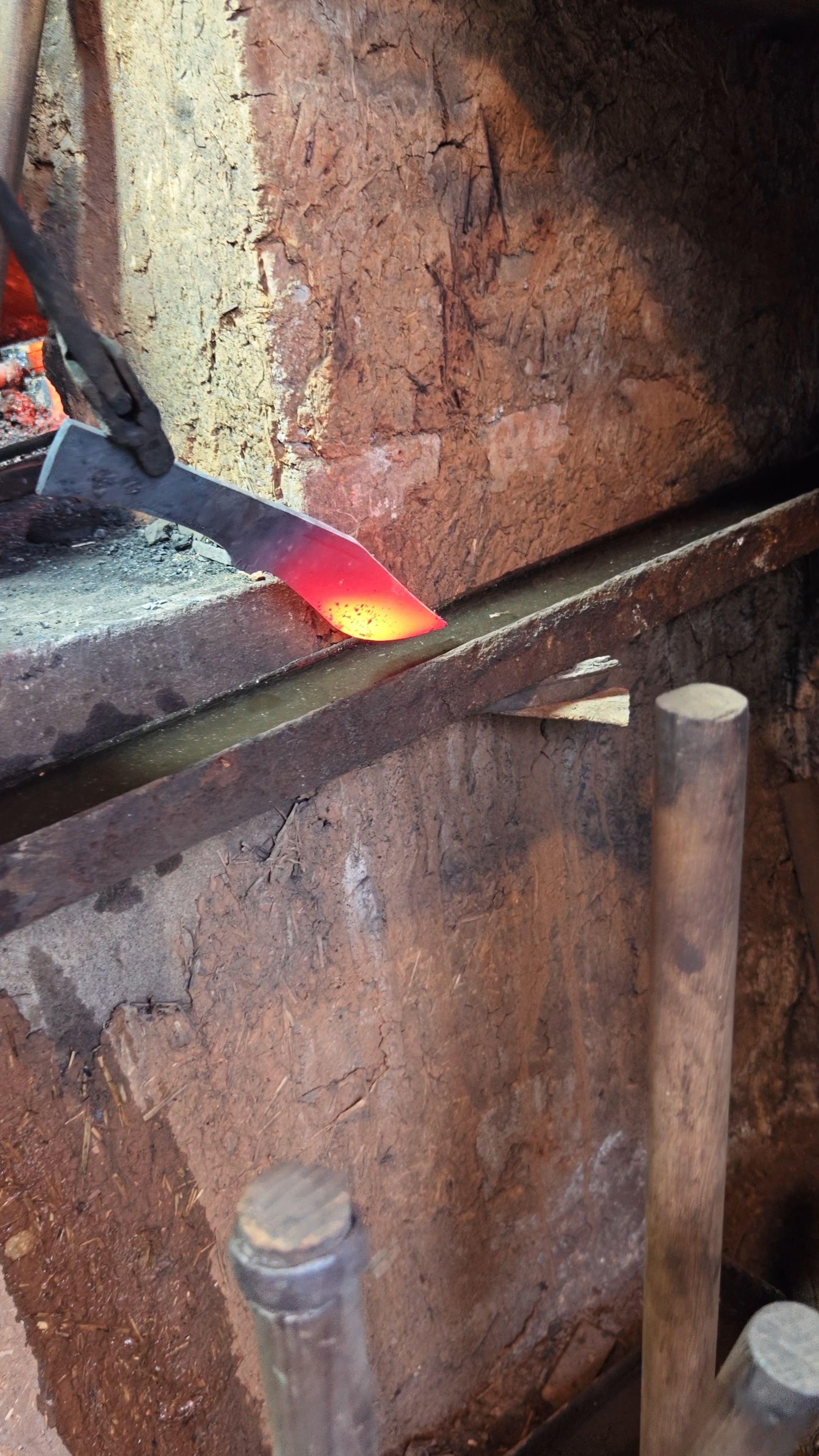 铁匠淬火,回火,闷火全靠丰富的经验