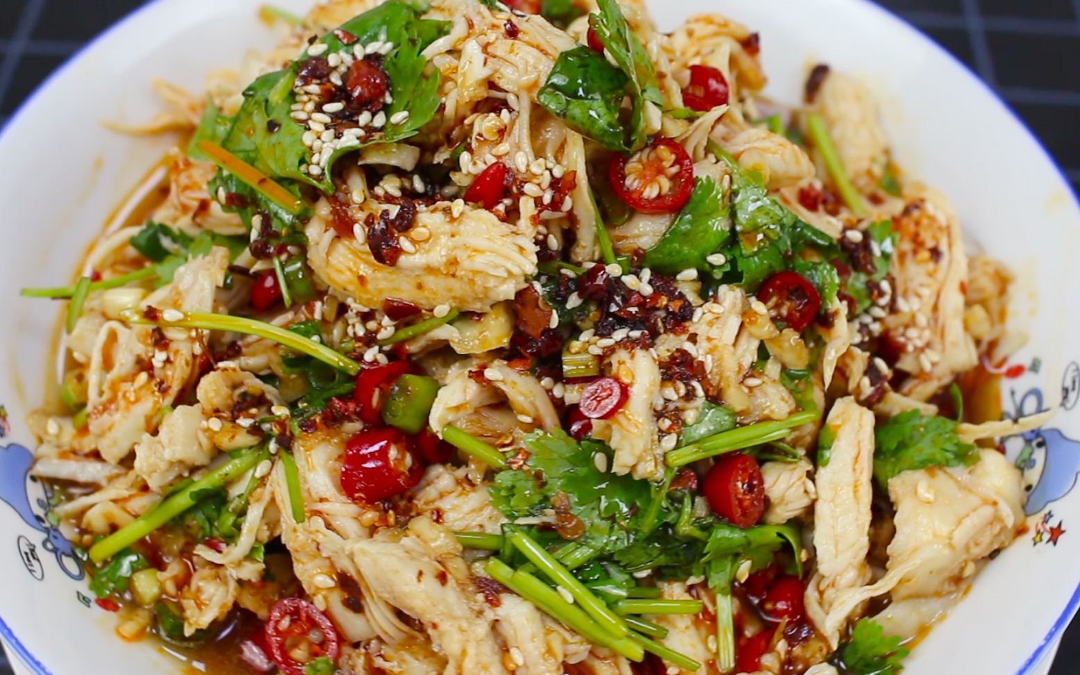 大厨教你做经典凉菜"红油鸡丝",搭配米饭或面条,绝对胃口大开_哔哩