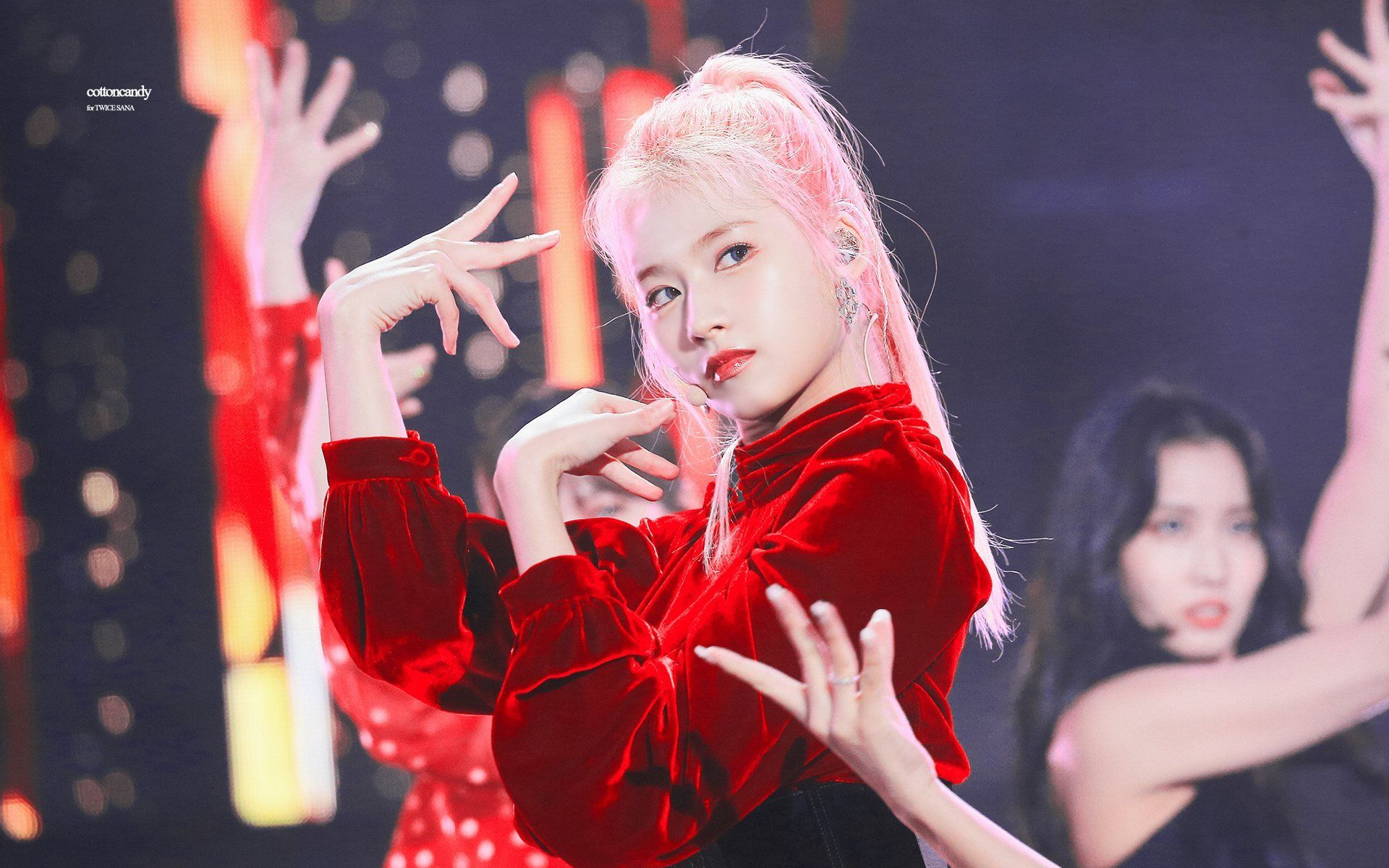 sana粉色高马尾酒红色衣装,兔瓦斯超神级舞台