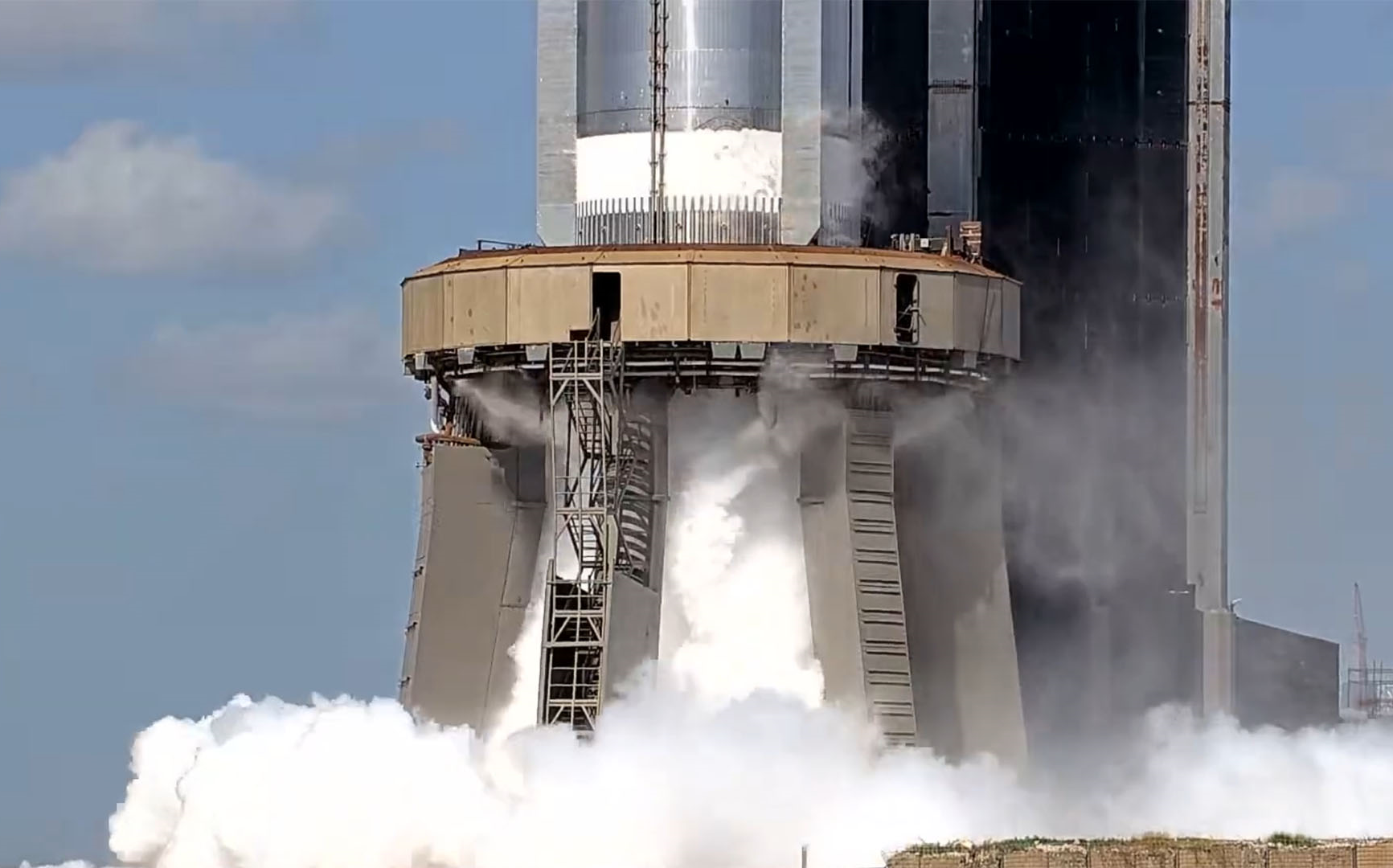 spacex星舰助推器9进行多项测试,星舰28返回厂区