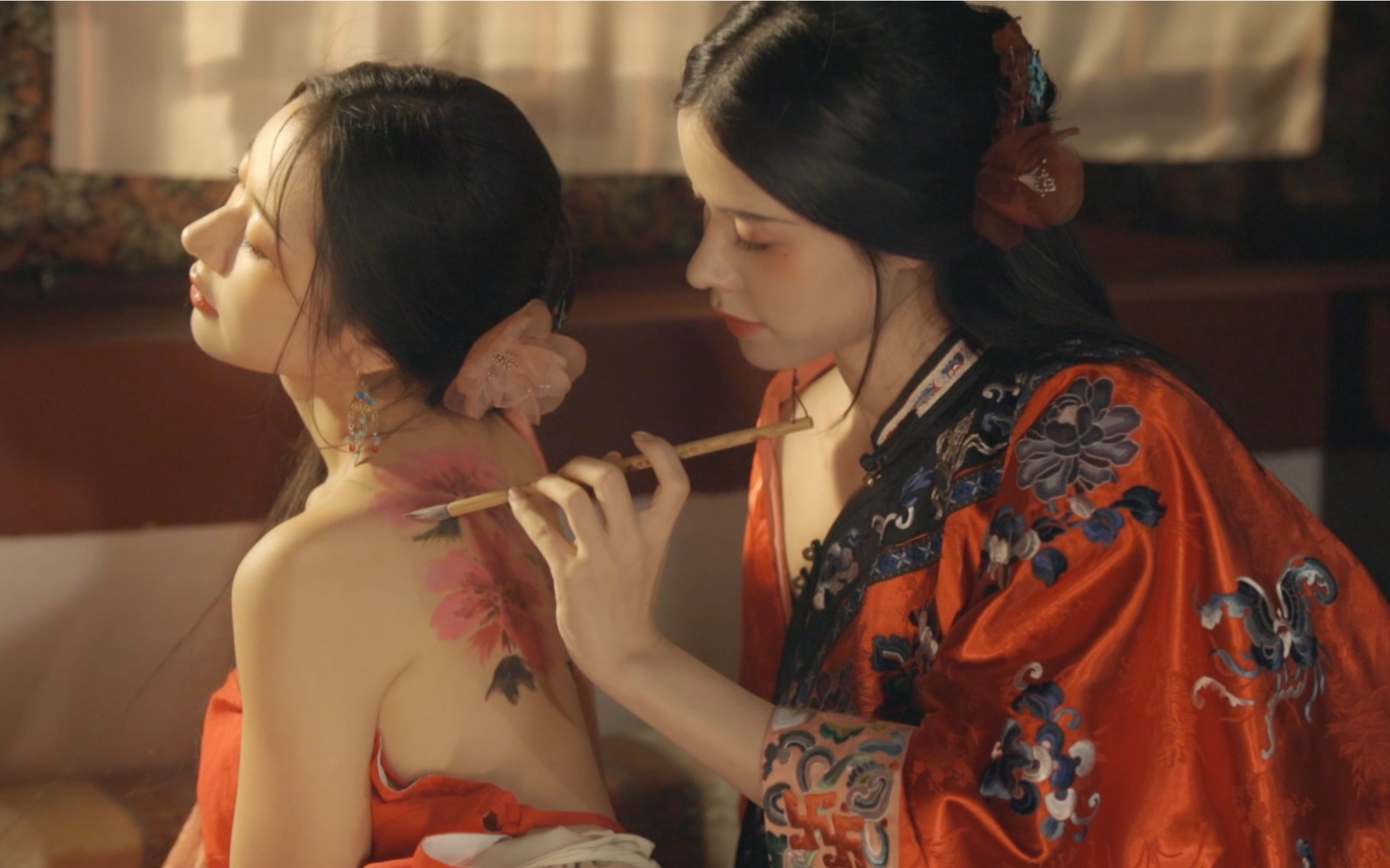 【绛唇 | 双生花魁】"我想给你画背描眉,还有……"