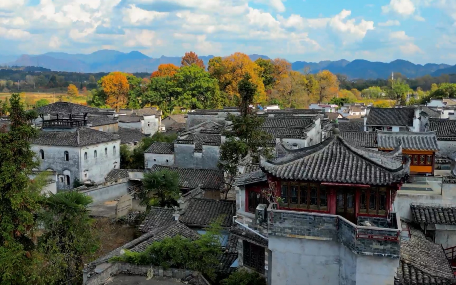 穿越枫林古镇里的秋,遇见南屏里的你.