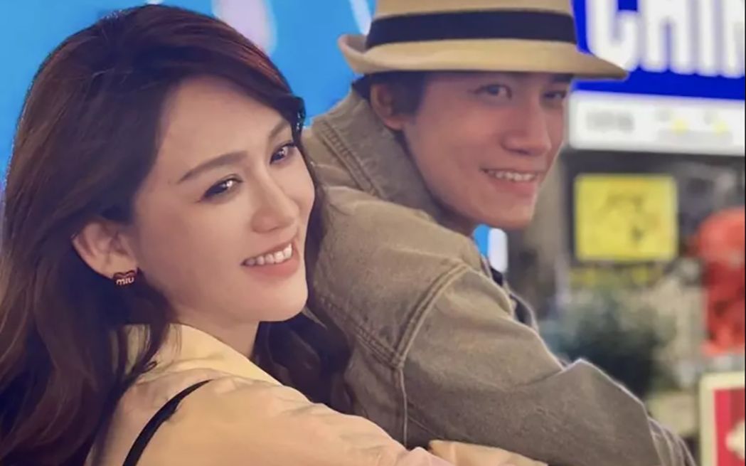 陈乔恩与老公日本旅行,二人街头合影,同款鼻形和微笑超有夫妻相