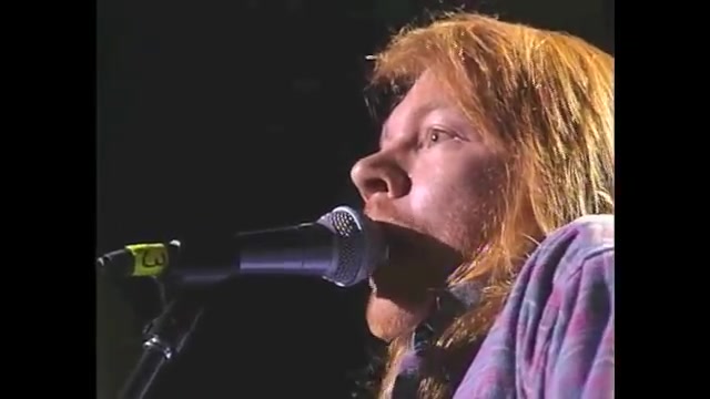 [图]Axl Rose摇滚名人堂致敬John Lennon