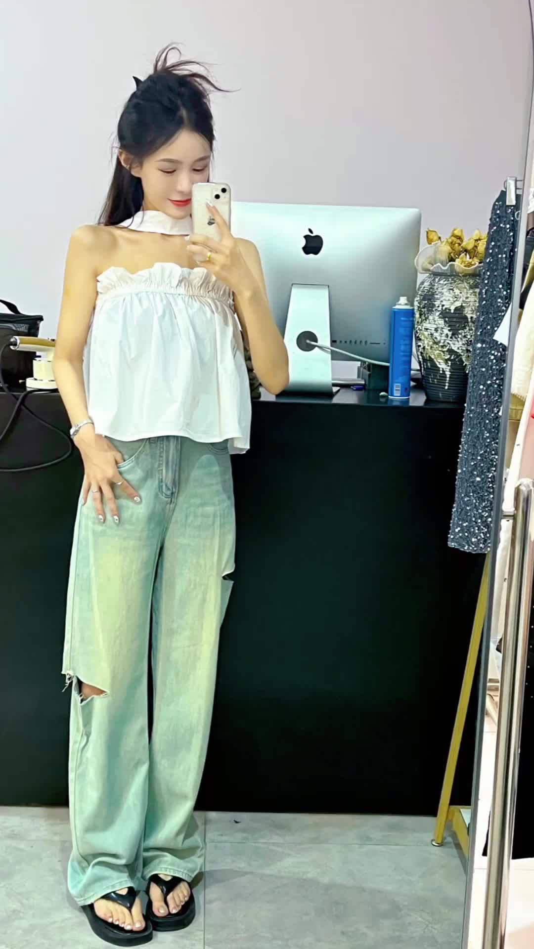 卡卡的抖音第一次服装播姐妹们等你们呦穿搭泰裤辣做个很哇塞的女