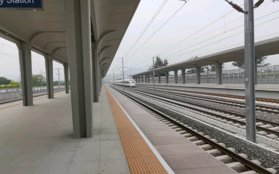 昌平站上行列车高速通过