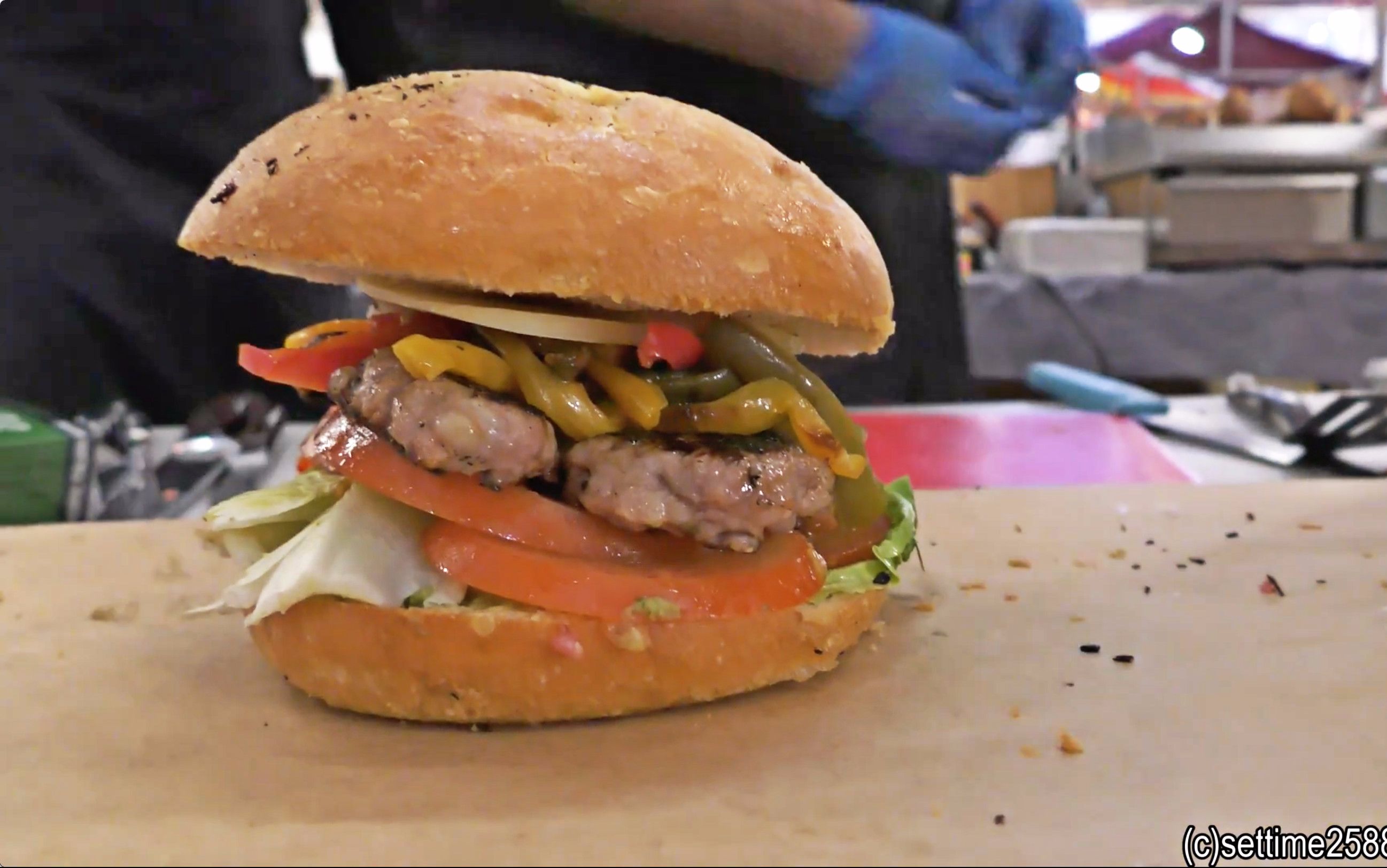 意大利煎香肠奶酪汉堡 现场纯手工制作 味道很独特!