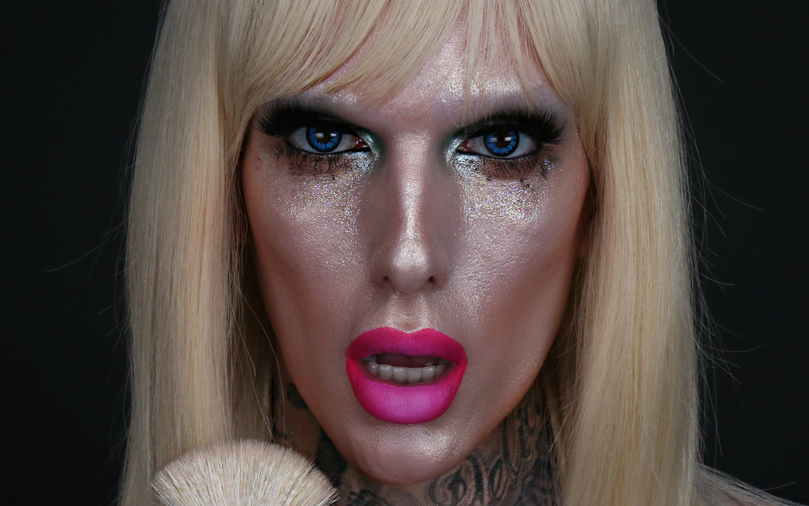 jeffreestar只用高光产品给全脸化妆大挑战