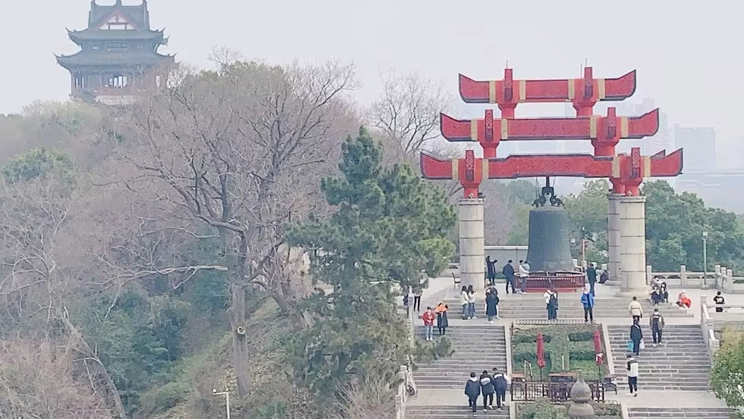 黄鹤楼,江南三大名楼之一,与滕王阁、岳阳楼齐名,自古以来就是武汉的著名地标.哔哩哔哩bilibili