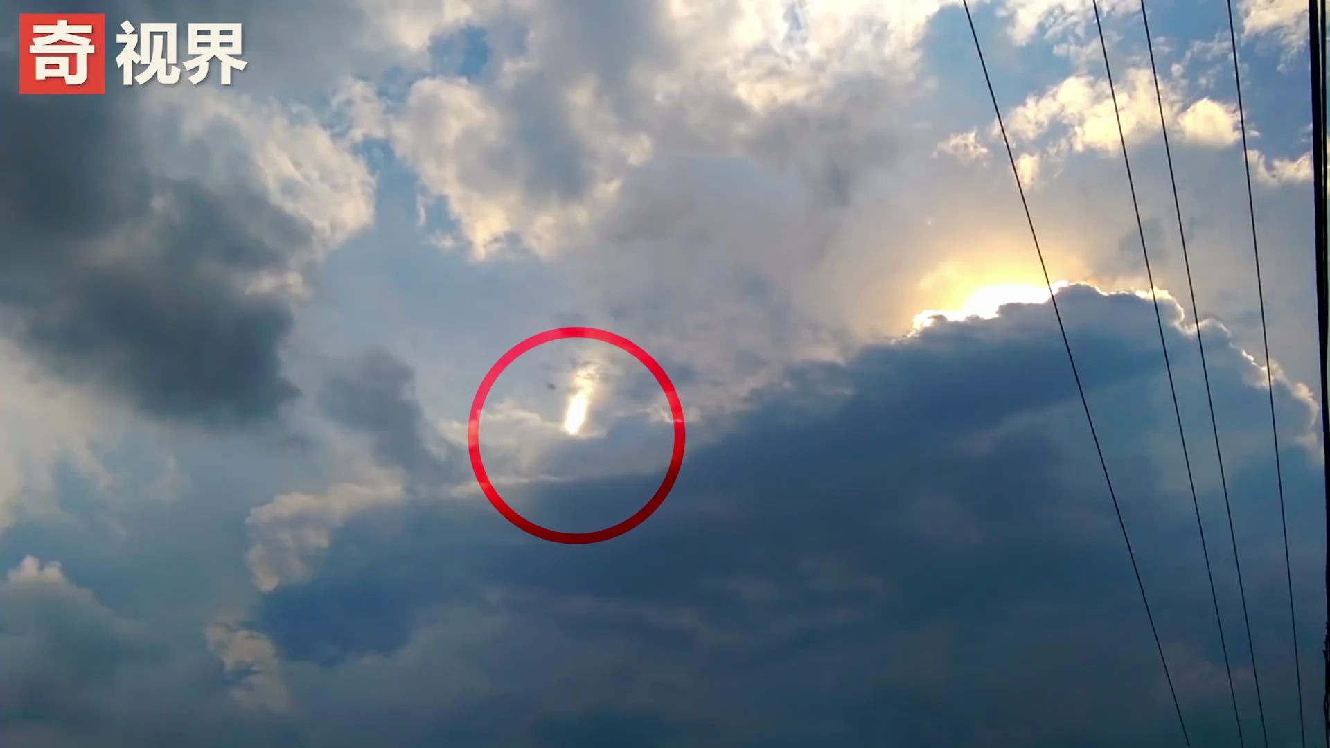 这是什么难道有人在天上拿手电筒照来照去