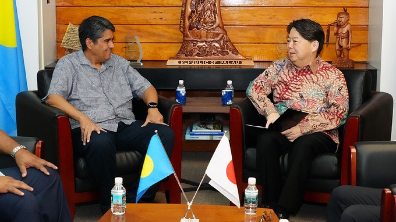 担忧中国影响力上升,日本外相"破天荒"去斐济和帕劳"谈合作"