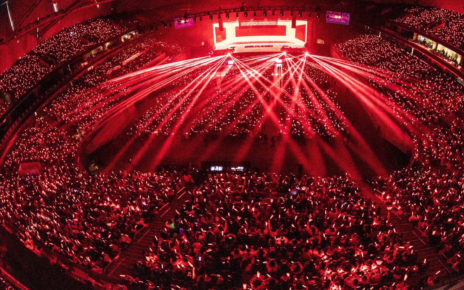 肖战粉丝慷慨请王俊凯粉丝看红海