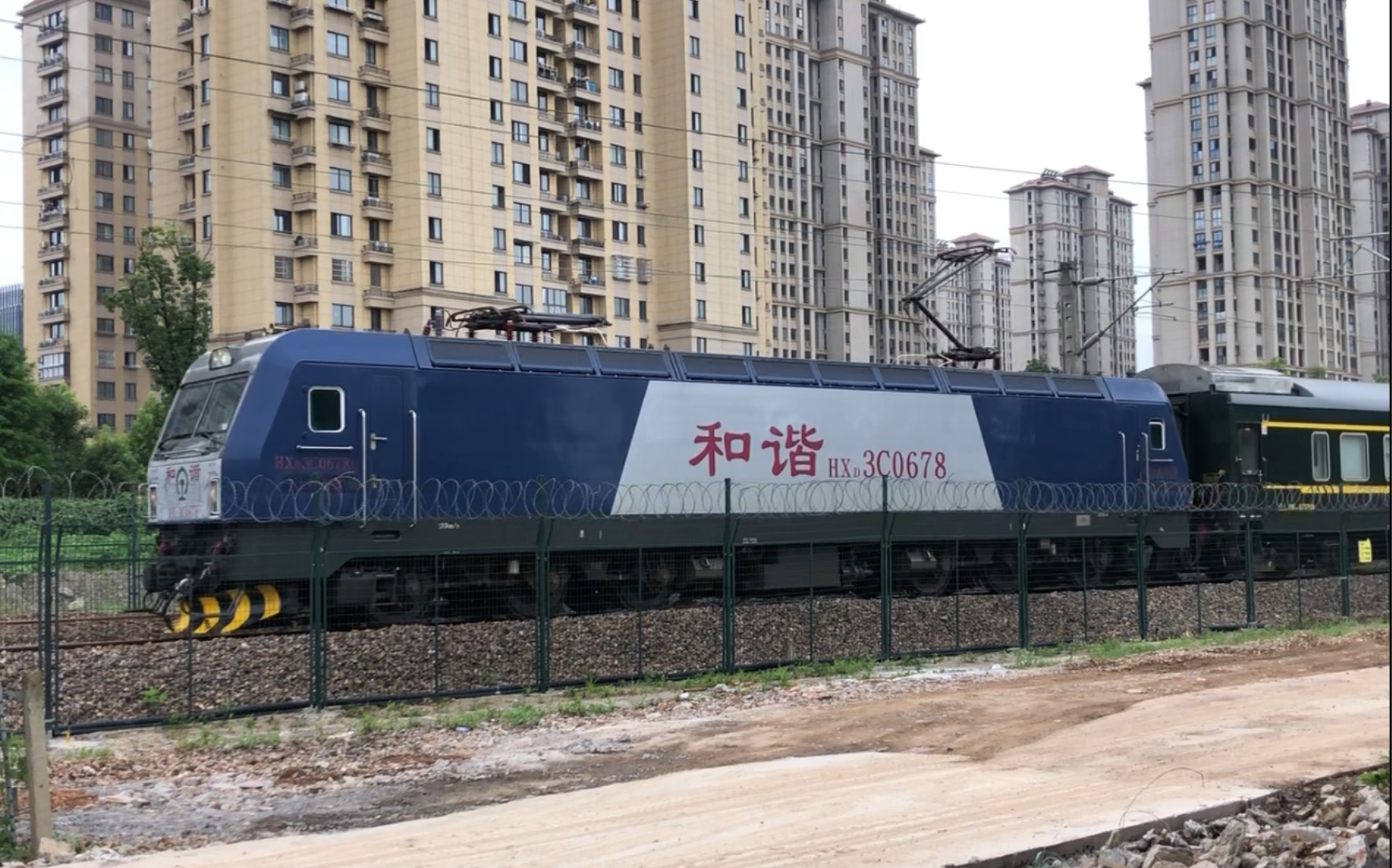 中国铁路萧甬线上合678上局合段hxd3c0678牵引k165次下行出绍兴站去