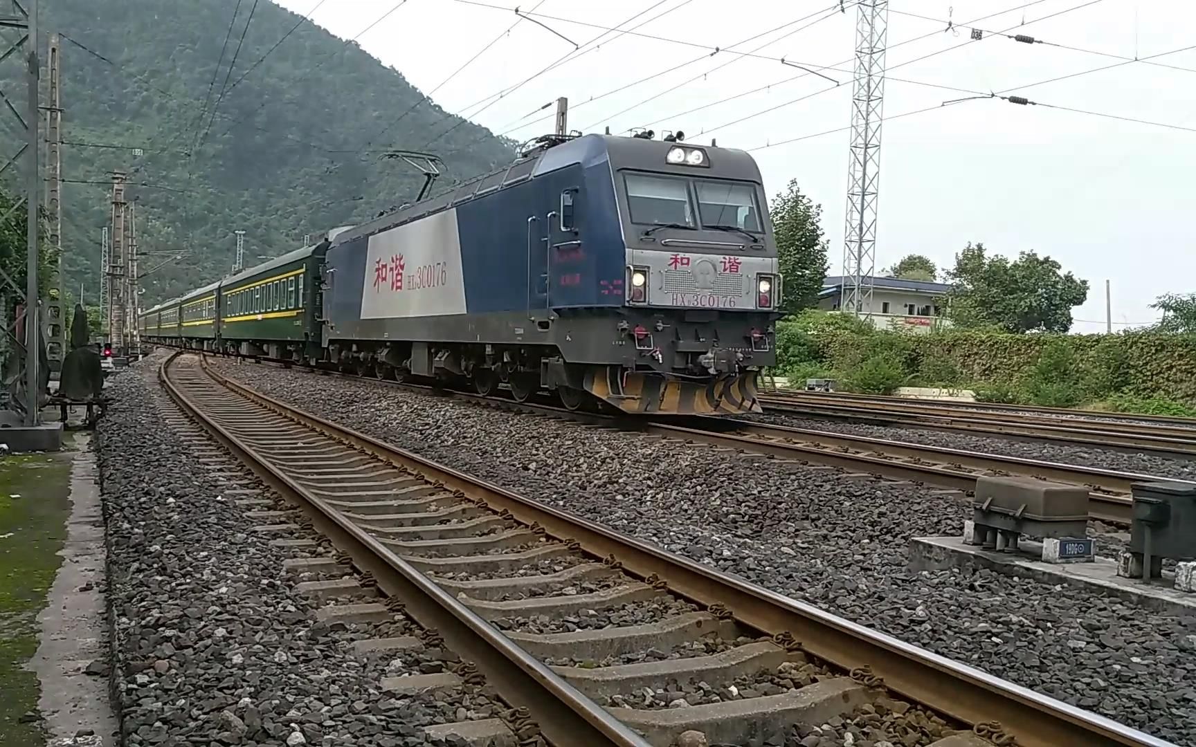 (成昆铁路)hxd3c(0176)型电力机车牵引25g客列下行方向二道通过沙湾站