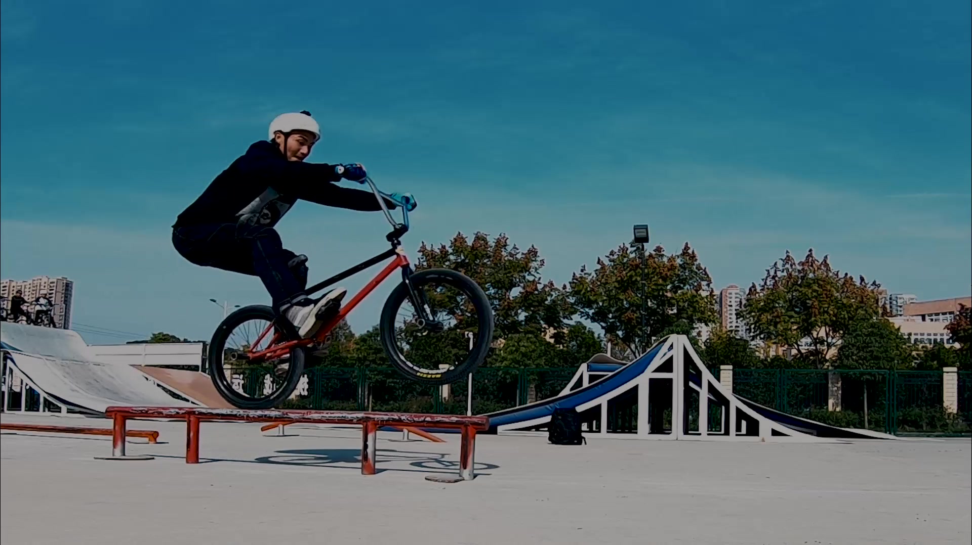 用bmx小轮车在圆杆上后轮滑是什么感觉?