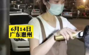 Video herunterladen: 女发型师因疫情生意不好，晚上街头加班摆摊理发，网友：加油努力生活的你