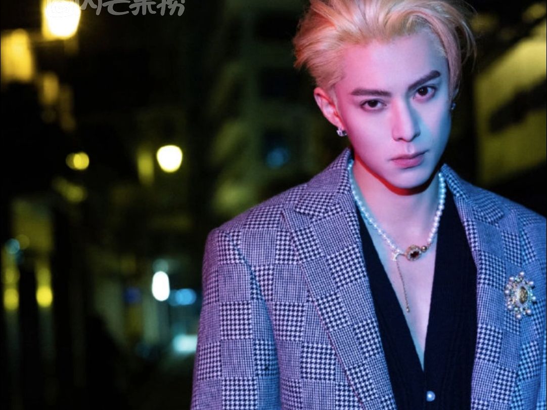 王鹤棣金发深v造型