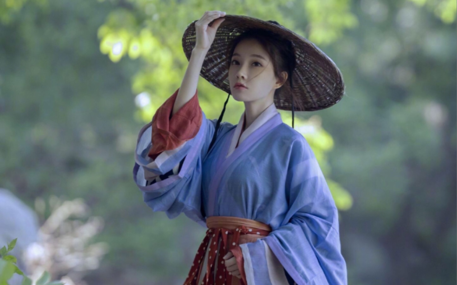 冯提莫穿汉服写真,两套汉服造型搭配都很好看!_哔哩哔哩_bilibili