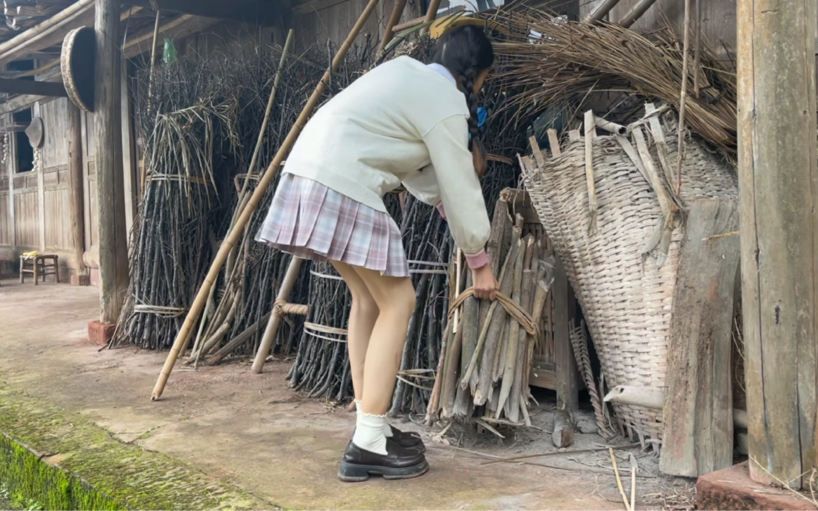 [图]00后女孩独自守候500平房子的乡村生活