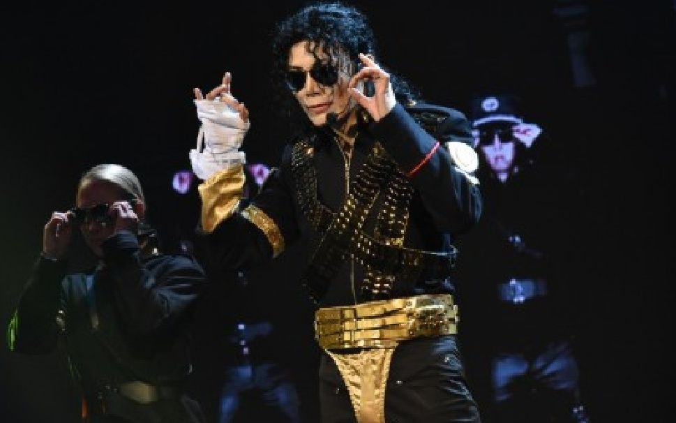 世界舞王迈克杰克逊演唱会困境现场几百人晕倒影响力巨大