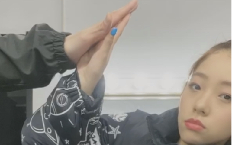 20201218阿达娃和subs比手大小笋王subs这是同一个物种的手吗