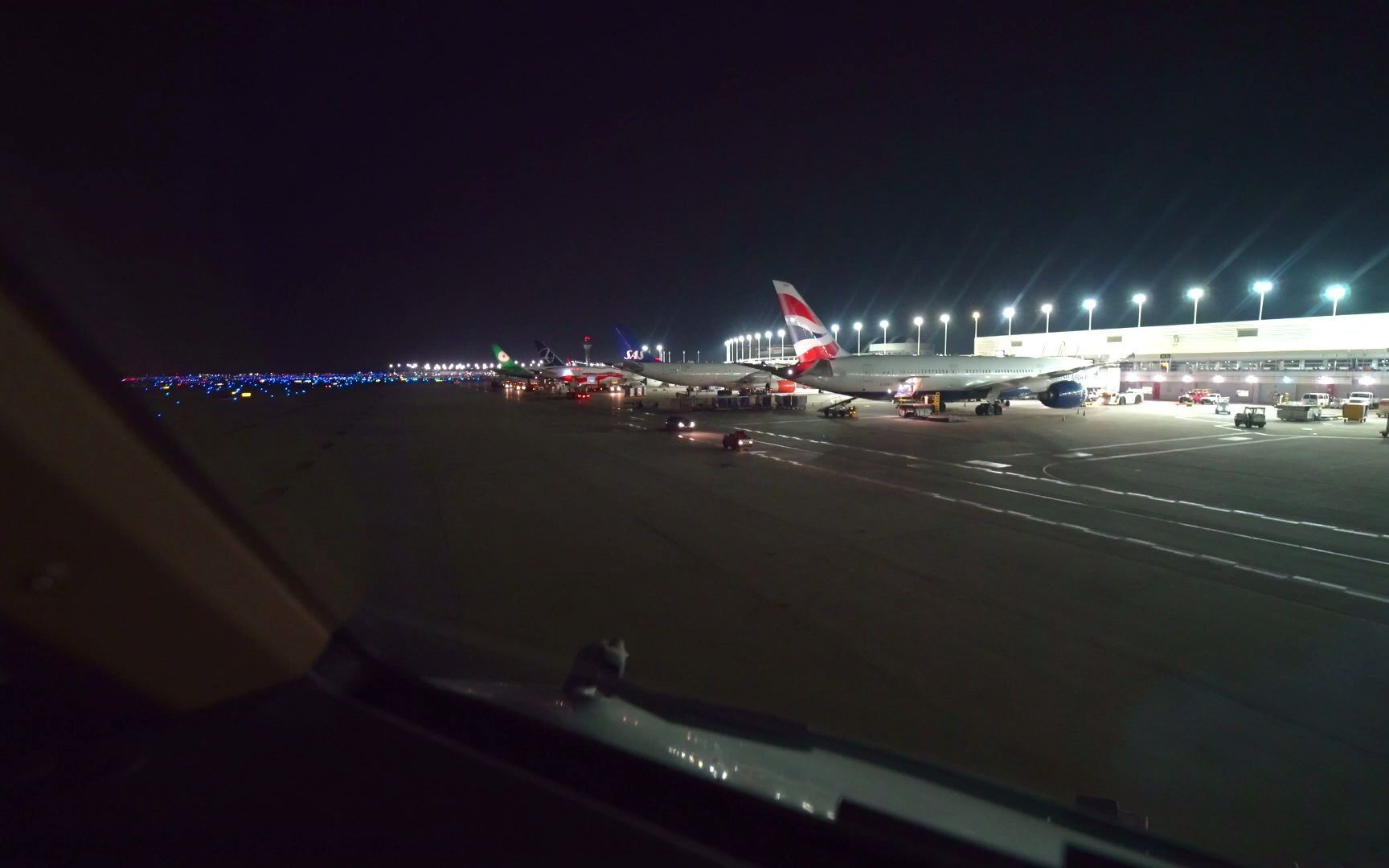 波音777-300er夜间起飞|芝加哥奥黑尔国际机场