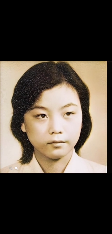 这是粉丝姥姥年轻时候的照片 ,当我做成动