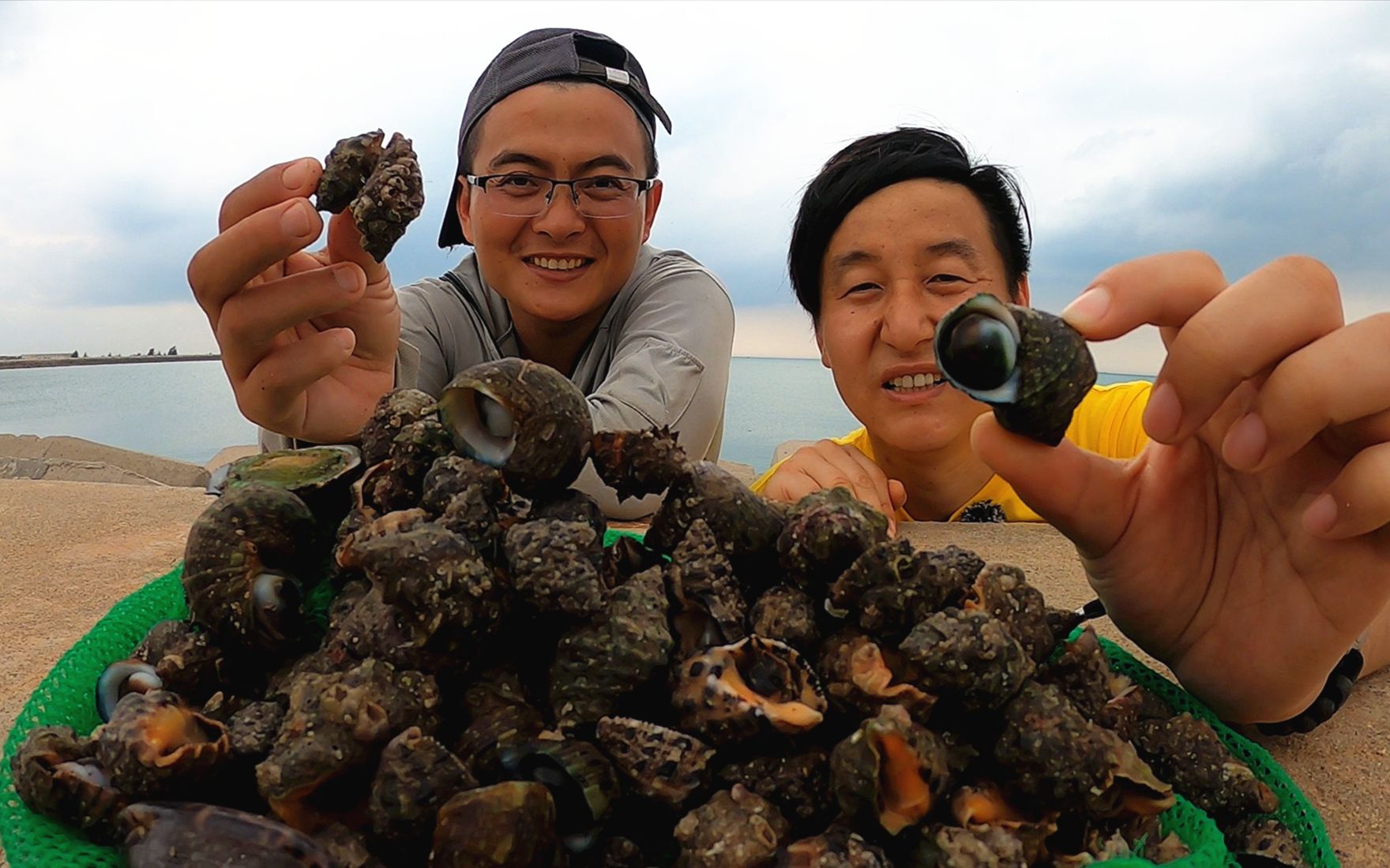 渔夫带美食主播赶海,捡辣螺抠鲍鱼,吃海鲜大餐,爽翻了!