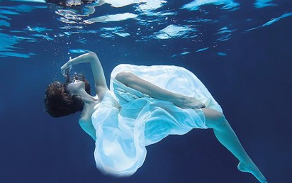 不会水的孕妈挑战美人鱼水下写真