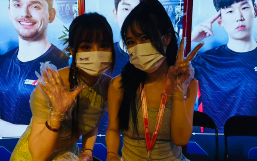 赤小兔momoko现场给水友发饼 sed老师想偷吃肉夹摸被当场逮捕!