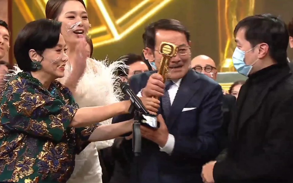 万千星辉颁奖典礼2020直播片段:汪阿姐吁公司涨人工,万千星辉演艺大奖