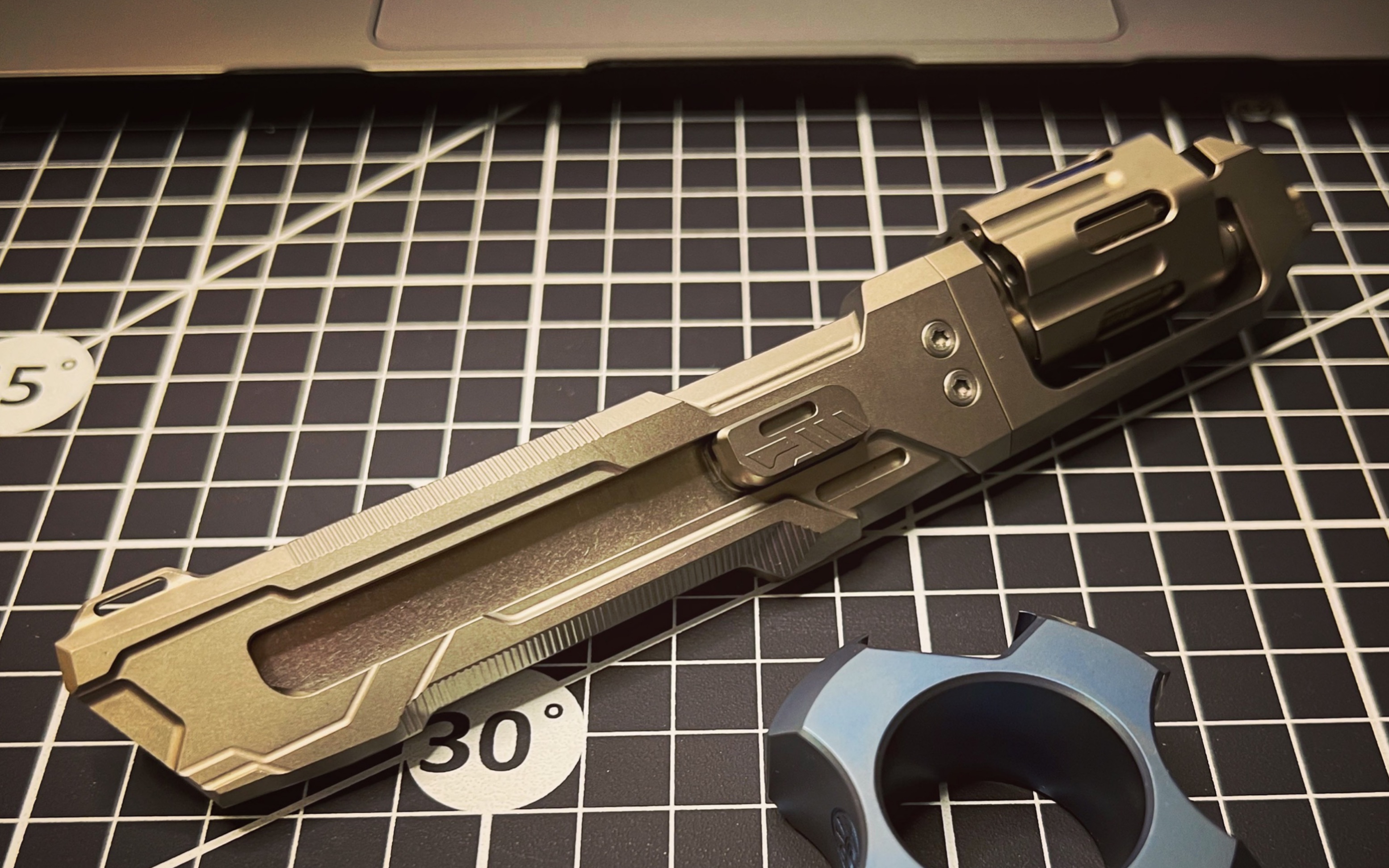 封力-执行官 左轮美工刀