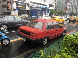 本人在台湾高雄实拍的羽田机械生产的大发Daihatsu charade 1.0L三箱轿车——天津三箱夏利鼻祖,1994年投产,最大马力53匹,极速136km/h哔哩哔哩...